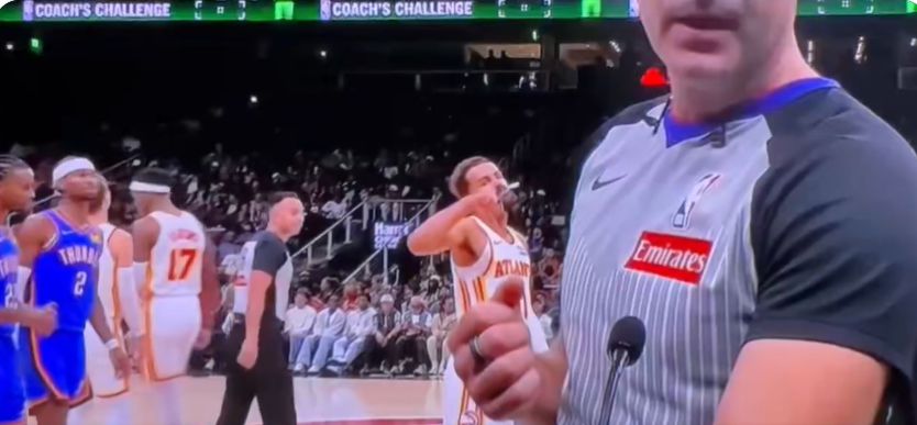 Não tem medo de multas? Trae Young fez um gesto de polegar para baixo atrás do árbitro para expressar insatisfação