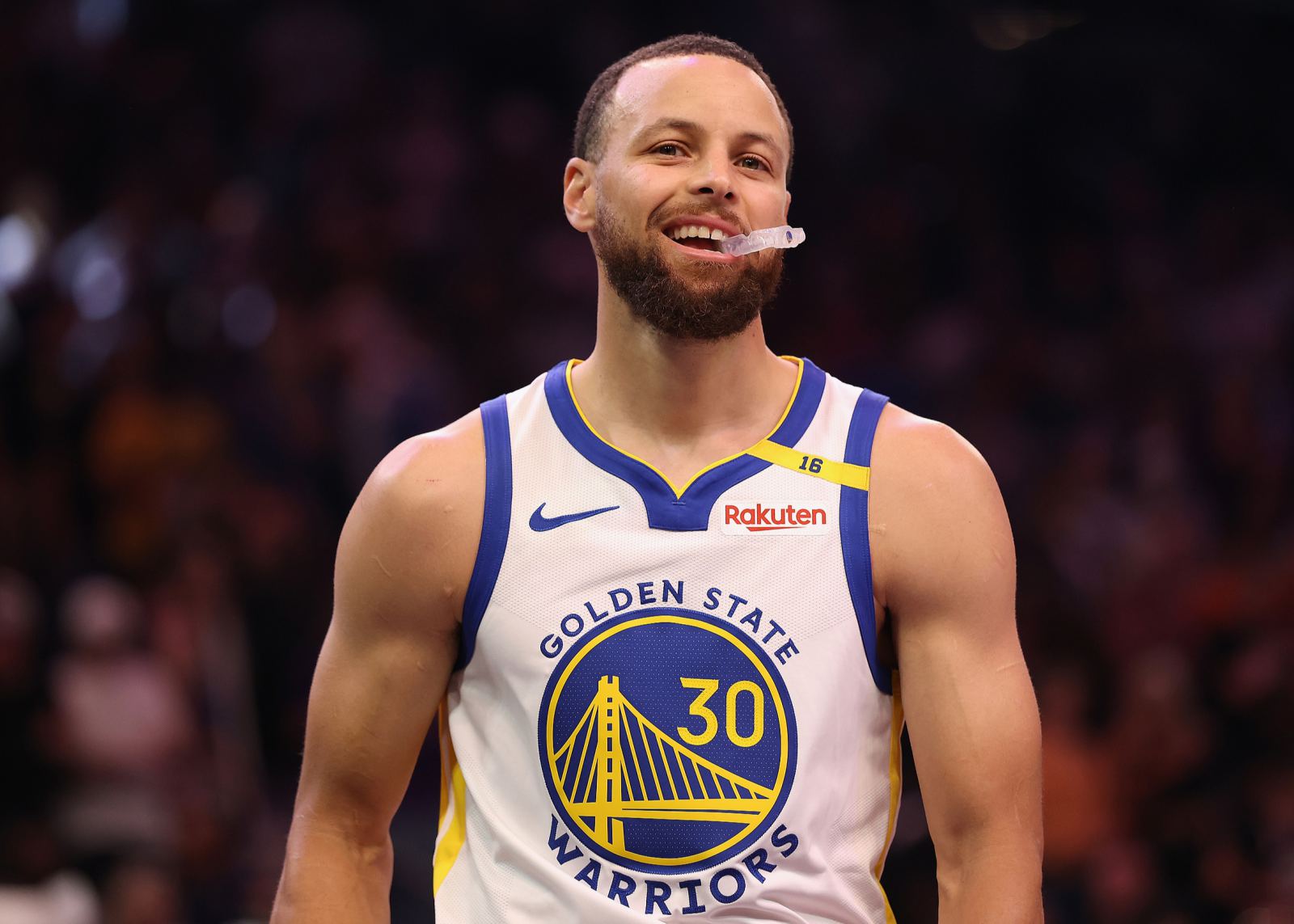 Mídia dos EUA: Sem violar deliberadamente as regras, Curry ainda se tornou o primeiro jogador a marcar 100 pontos nesta temporada