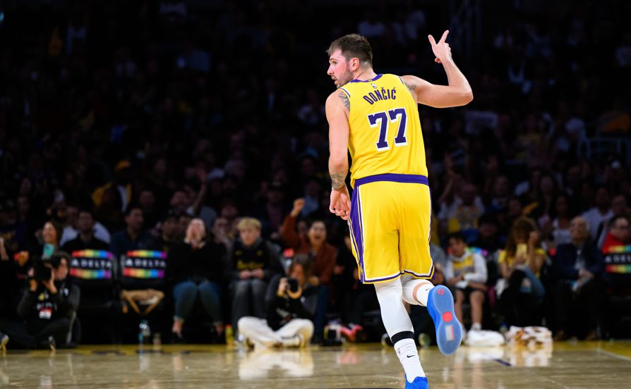 Doncic marcou 92 pontos nos dois primeiros jogos, tornando-se o primeiro jogador da história a marcar 40+10+5 em dois jogos consecutivos.