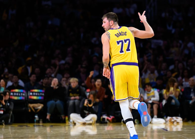 Doncic se tornou o primeiro jogador na história do Lakers a marcar mais de 40 pontos em dois jogos consecutivos.