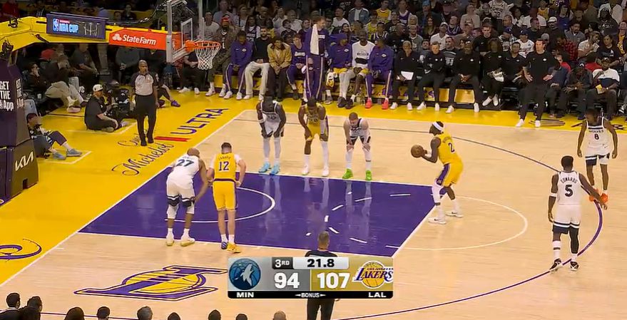 O poder de fogo do ataque é feroz! O Lakers marcou 108 pontos em três quartos, quase marcando no primeiro jogo