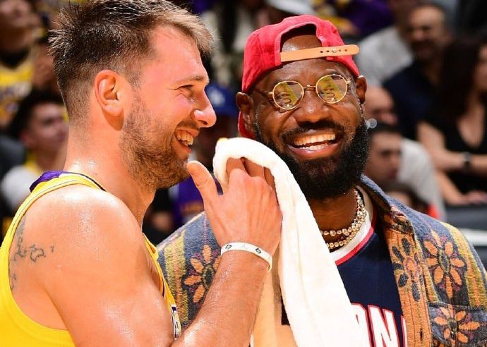 O que é tão agradável de falar? Fotos postadas pela mídia dos EUA: LeBron e Doncic conversando e rindo nos bastidores