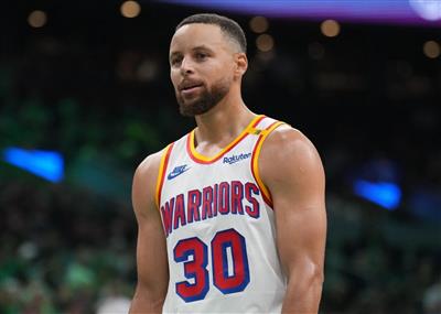 Curry continuou sua boa forma competitiva consecutiva, marcando 24 pontos com 5 cestas de três pontos no intervalo.
