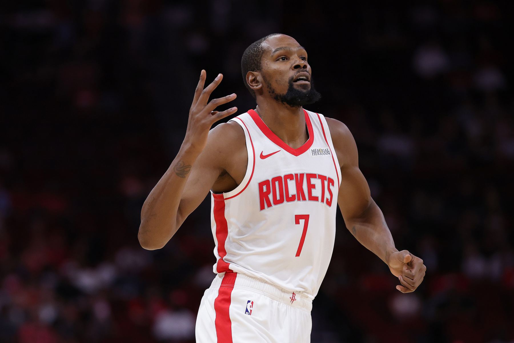 Tente o seu melhor! Durant acertou 9 dos 18 arremessos em seu primeiro jogo em casa e marcou 37 pontos.