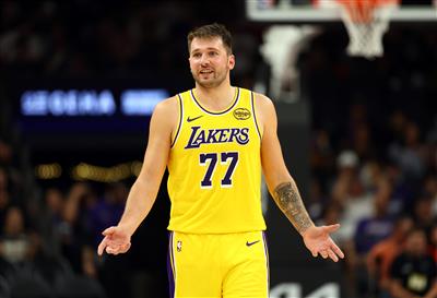 Doncic marcou 23 pontos no primeiro quarto, empatando o recorde de pontuação da franquia de Kobe e Kuzma no primeiro quarto.