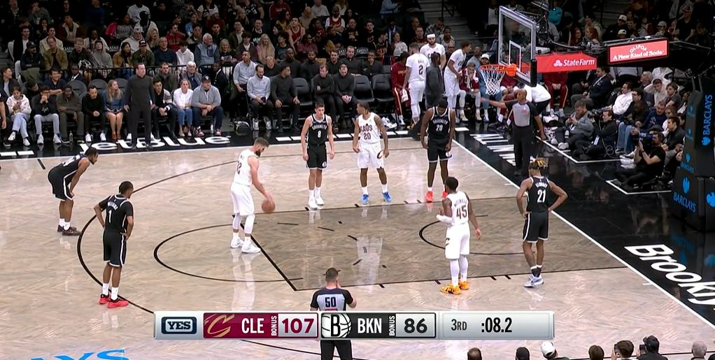 Os Cavaliers marcaram 45 pontos com 9 arremessos de três pontos em um único quarto e lideraram o Nets por 22 pontos no final do terceiro quarto.