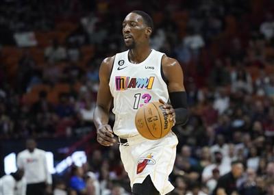 Plena floração! O Heat marcou 42 pontos em 7 de 9 arremessos de três pontos no primeiro quarto, e Adebayor marcou 18 pontos.