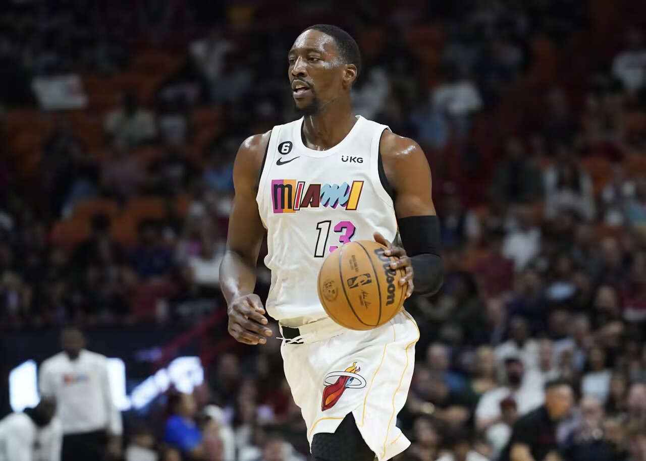 Oficial de calor: Adebayo perderá o jogo contra o Hornets devido a uma lesão no pé esquerdo