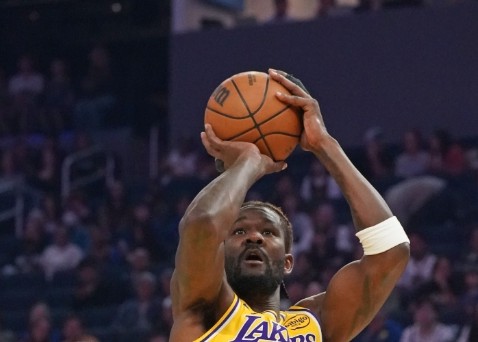 Esta batalha suprime Bunyama Yama! Ayton marcou 22 pontos em 9 de 13 arremessos e pegou 10 rebotes.