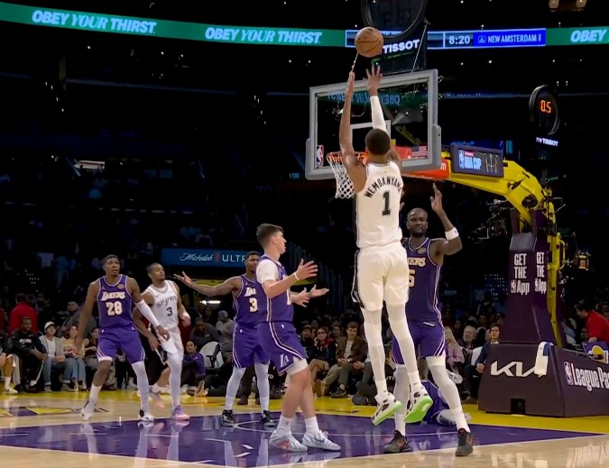 Wenban e Doncic cometeram 4 faltas! Os Spurs fizeram lances livres por 16 a 8 e os Lakers venceram por 9 pontos em um único quarto