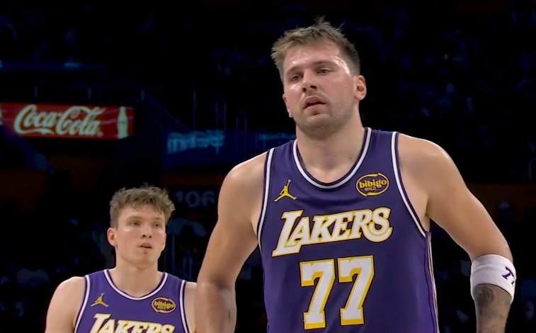 Não estou muito satisfeito com a escala de penalidades! Doncic marcou 13 pontos, 5 rebotes e 3 assistências em 4 dos 11 arremessos no primeiro quarto.
