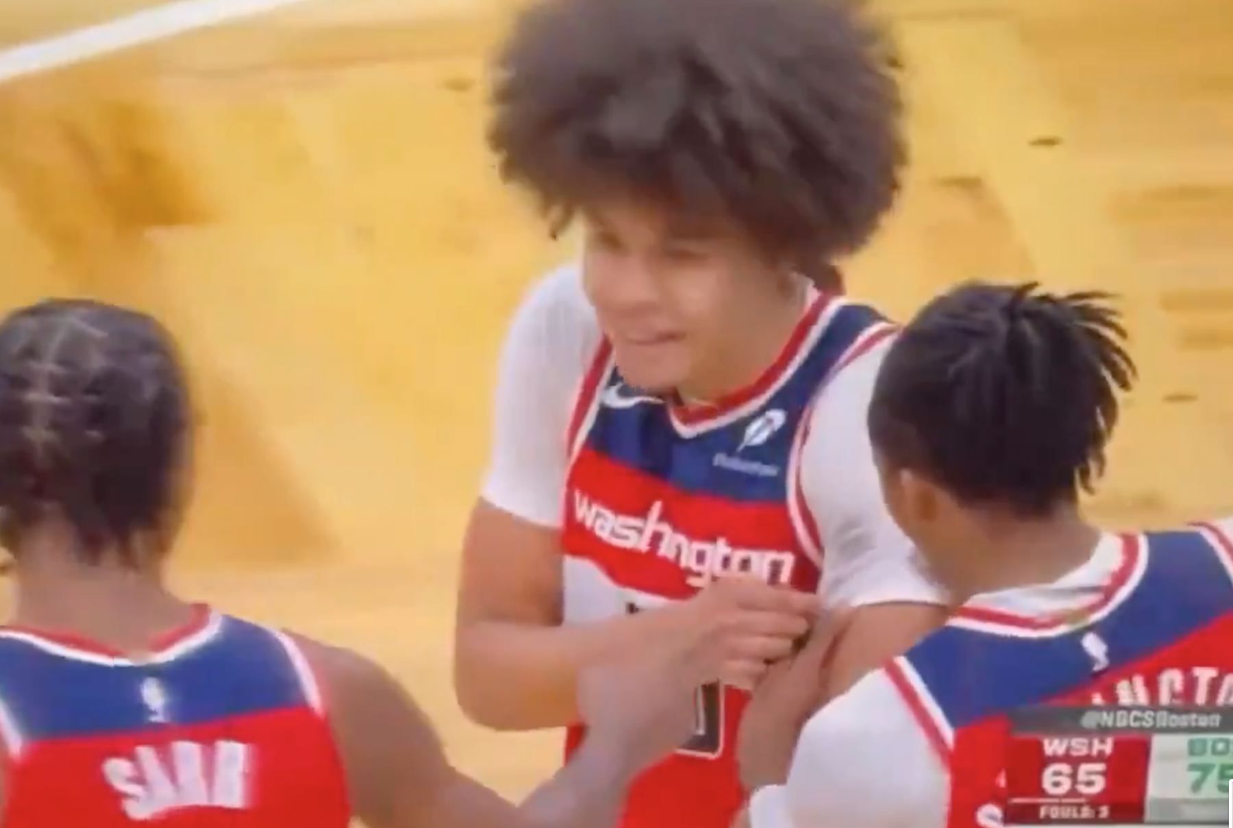 Estranho! Quando Brown derrubou George neste jogo, o pó do cabelo esfregou nas roupas deste último.