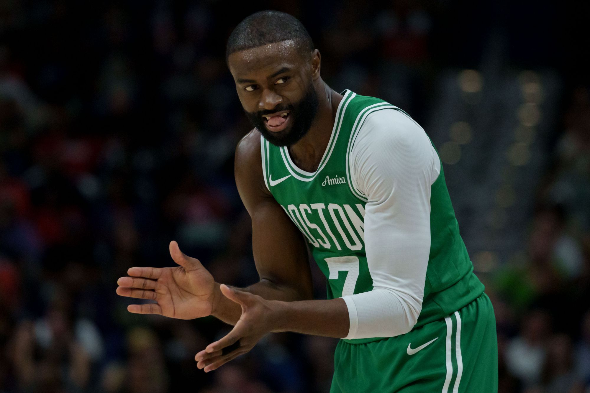 Jaylen Brown marcou 35+5+5 no terceiro menor tempo, perdendo apenas para Jordan e Doncic