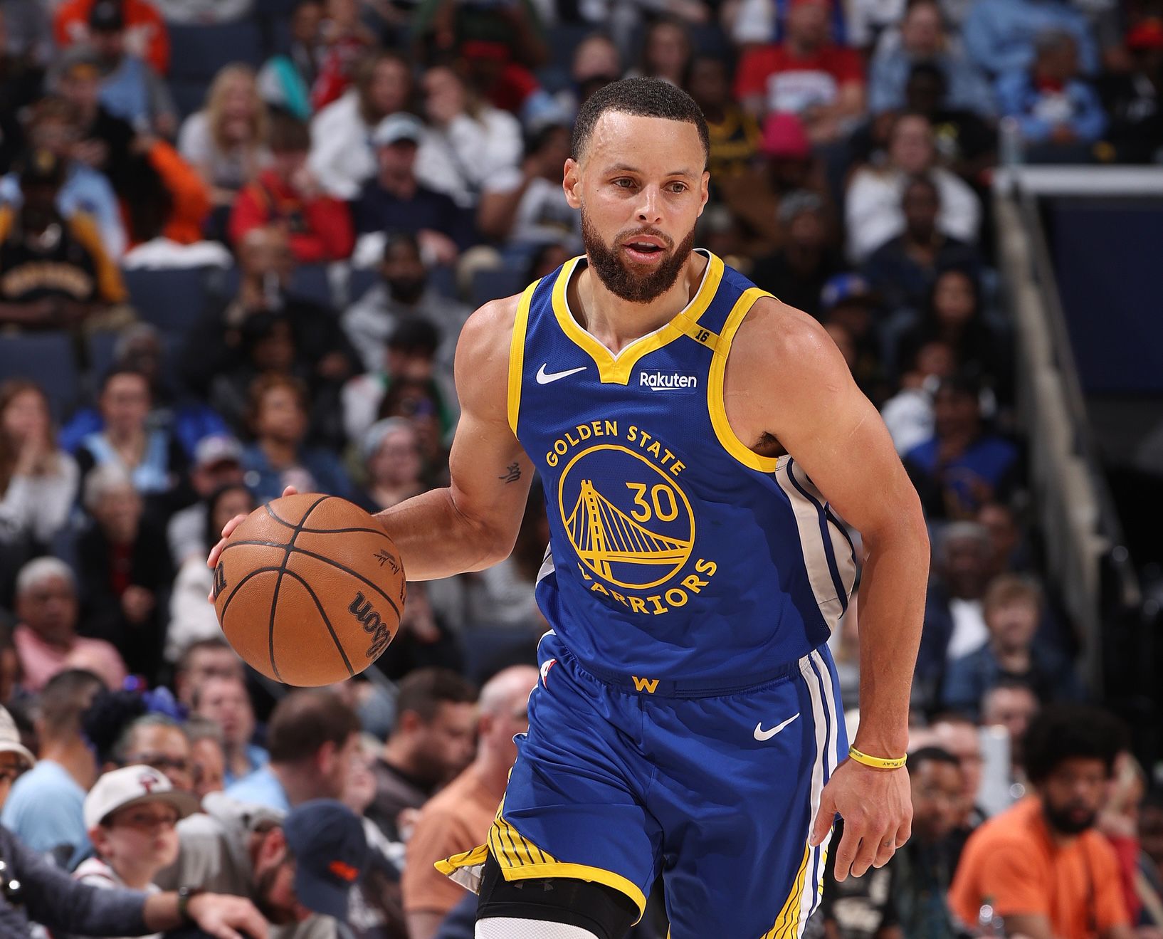 Repórter da equipe: O estado de Curry piorou ontem à noite e ele não irá para Sacramento com a equipe hoje