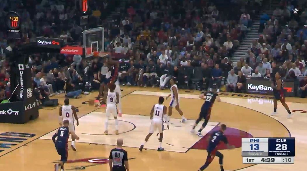 Controle de bola quente! Mitchell marcou 15 pontos em 4 de 5 arremessos, e os Cavaliers lideraram os 76ers com 14 pontos no primeiro quarto.