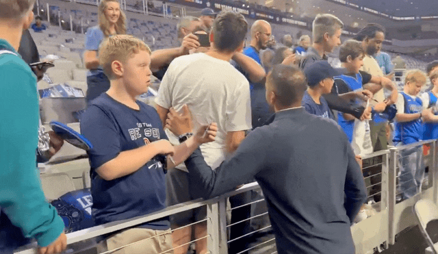 Harrison deu autógrafos e tirou fotos para os fãs do Mavericks, ignorando deliberadamente os fãs vestindo uniformes Doncic