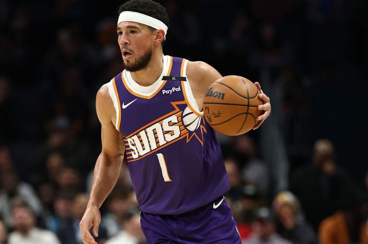 Booker marcou mais de 30 pontos seis vezes nos primeiros oito jogos da temporada, estabelecendo um recorde do Suns.