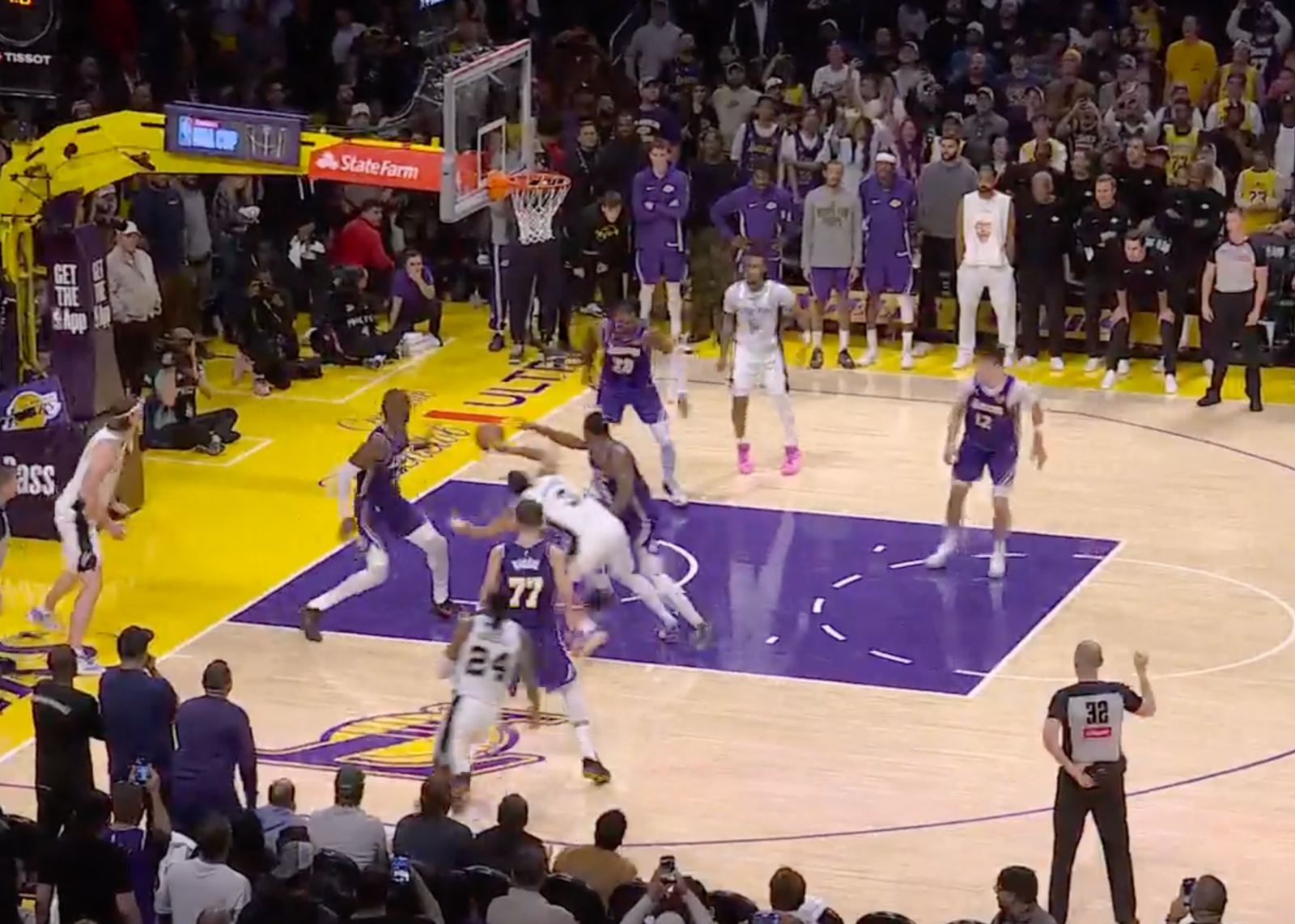 Relatório do árbitro do Lakers x Spurs: A bola nos últimos 0,4 segundos foi expulsa de campo por Keldon