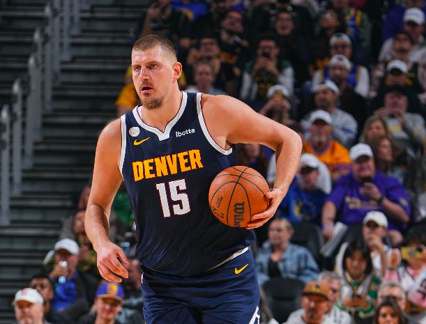 Jokic acertou 18 de 23 e marcou 55 pontos, tornando-se o quinto colocado mais eficiente da história com mais de 50 pontos.
