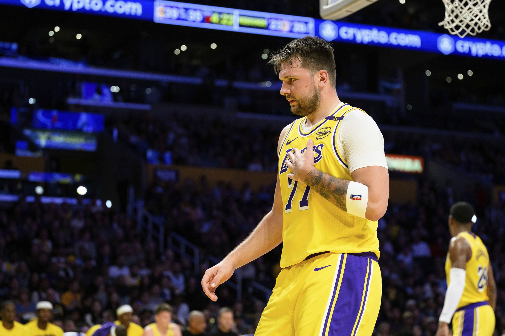 O status competitivo é lento! Doncic & Reeves marcaram apenas 32 pontos e cometeram 9 erros