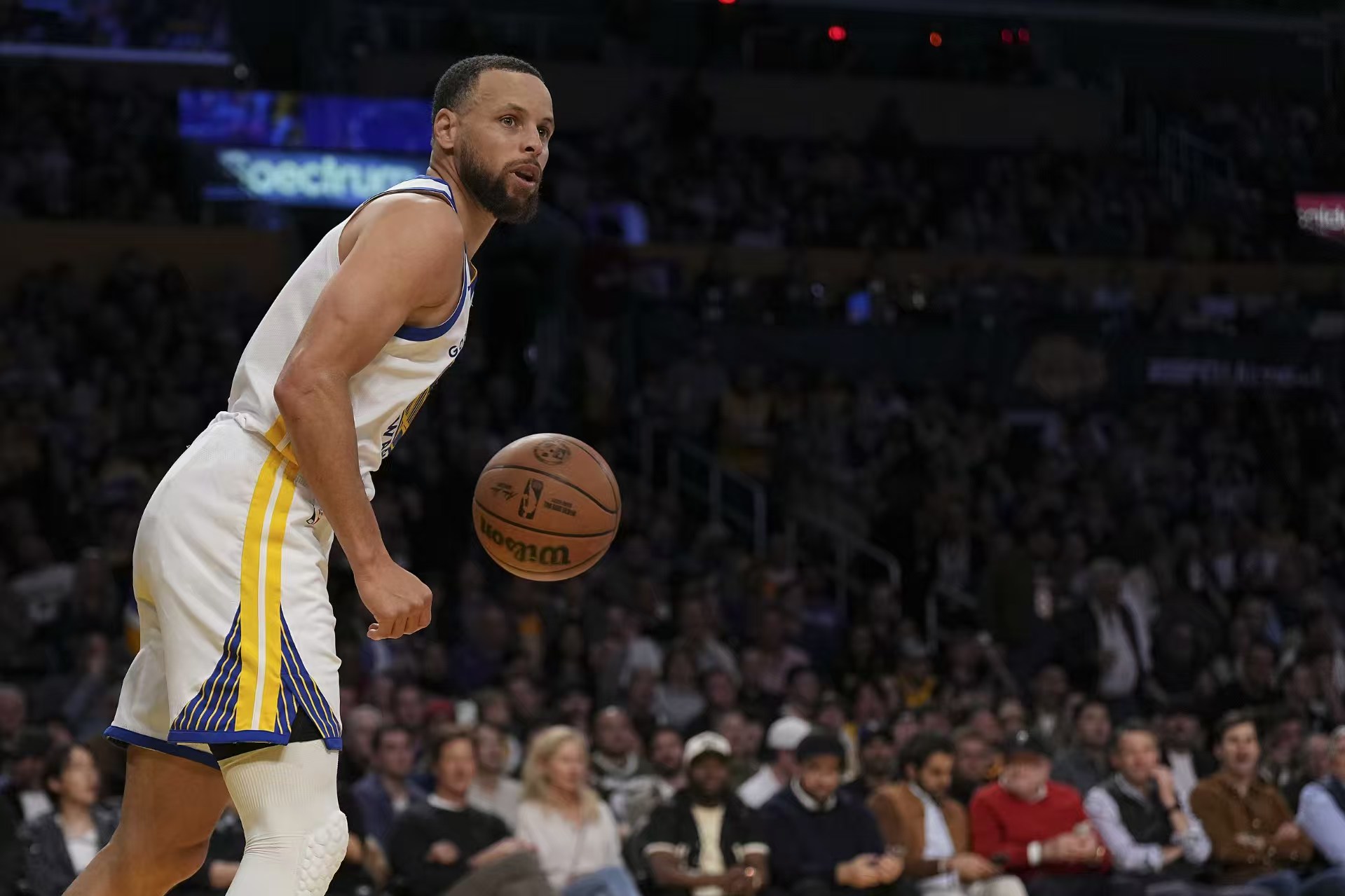 Depois que Curry completou 35 anos, ele marcou mais de 45 pontos em 6 jogos, empatando com James no primeiro lugar da história.