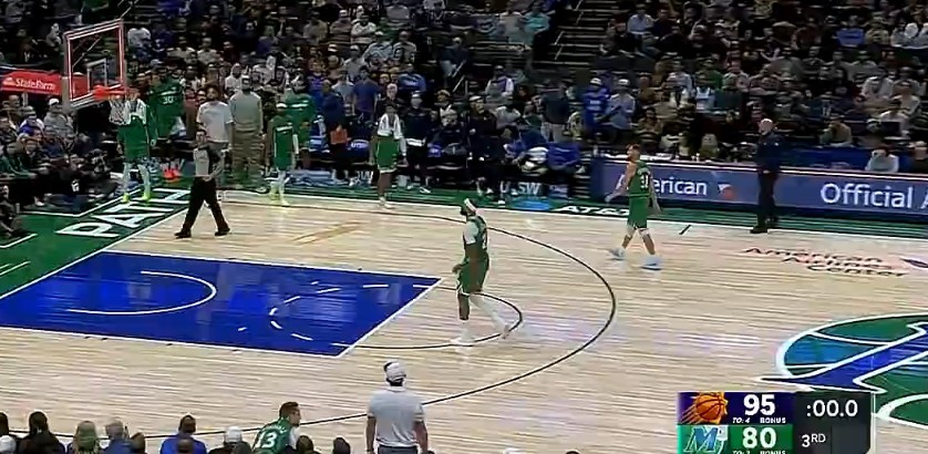 Mais flores! Cinco jogadores do Suns marcaram dois dígitos, liderando com 15 pontos no terceiro quarto