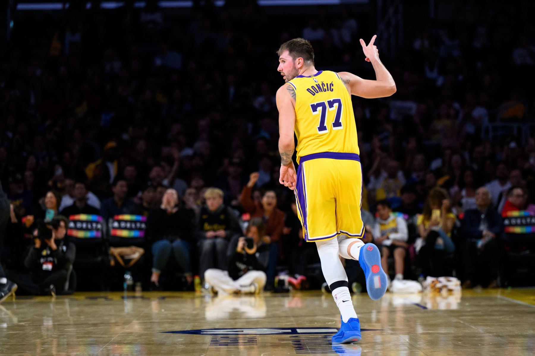 O ataque foi lento no primeiro quarto! O Lakers marcou apenas 18 pontos em 2 de 7 arremessos de três pontos.