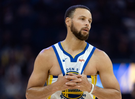 Curry marcou 15 pontos e Moody marcou 4 cestas de três pontos, os Warriors marcaram 7 pontos no intervalo e os Spurs avançaram