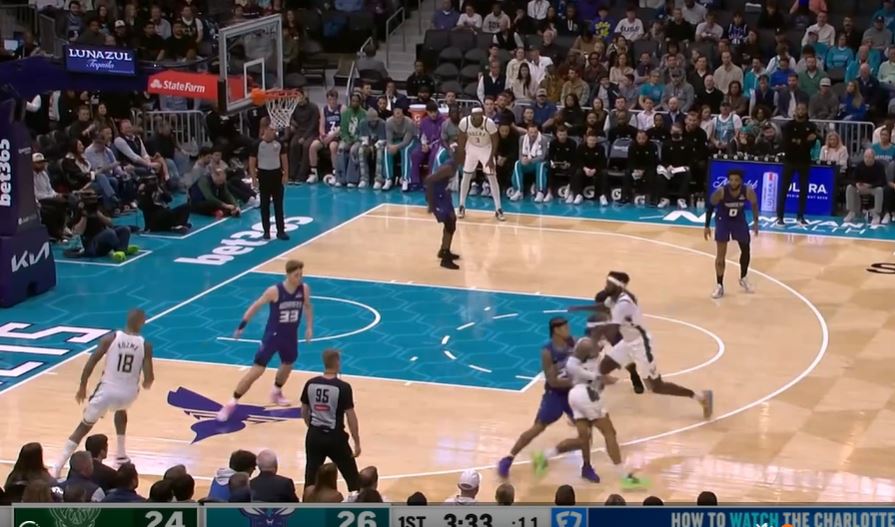 Mais flores! Ninguém marcou dois dígitos para o Hornets no intervalo e liderou o Bucks por 9 pontos