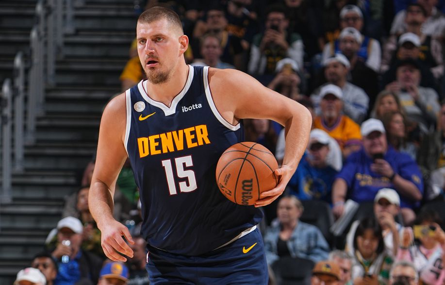 Precisão divina! Jokic marcou 19 pontos, 9 de 10 no intervalo, 7 rebotes e 4 assistências.