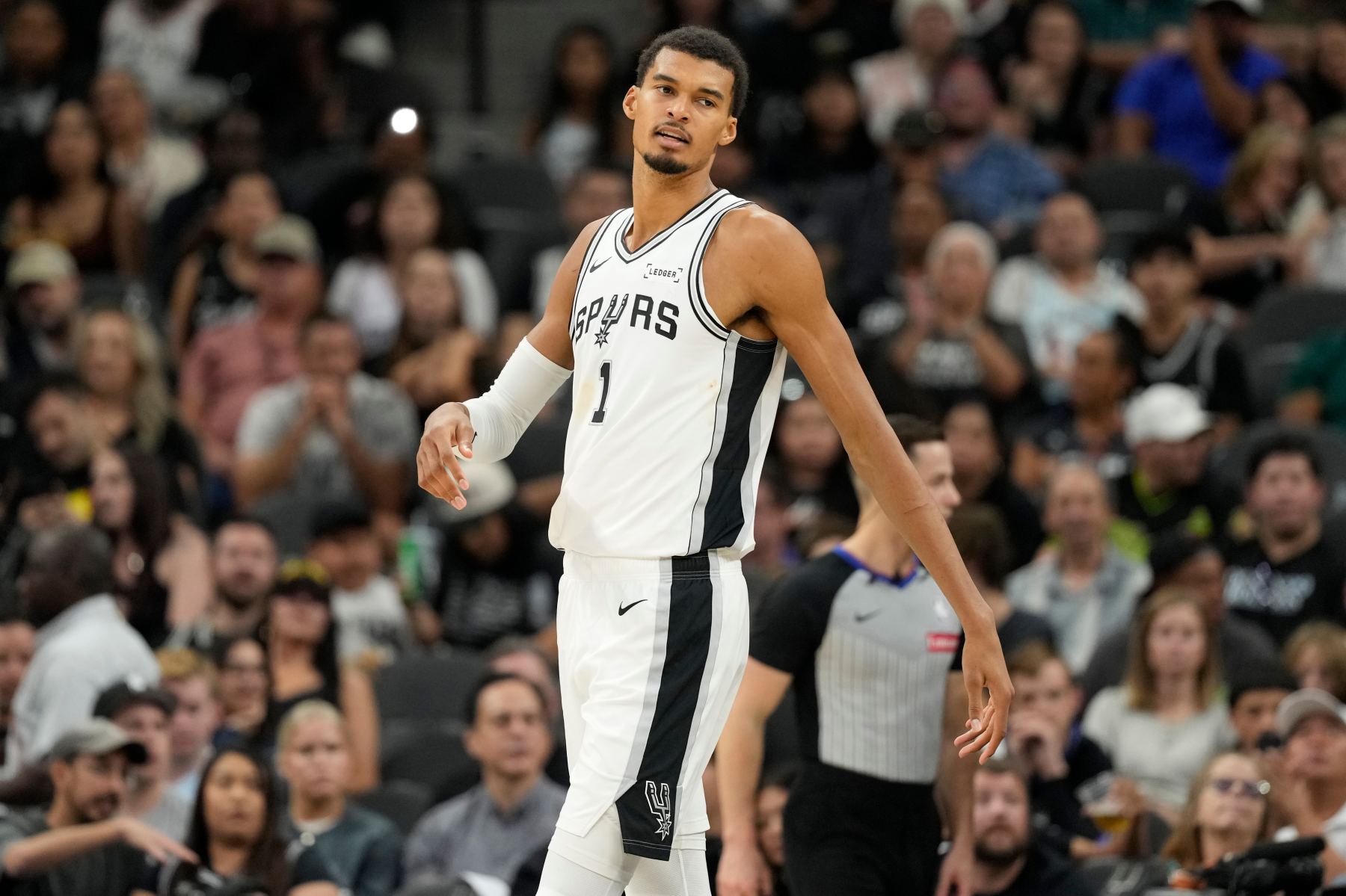 Quão difícil é para jogadores do mesmo time conseguirem um triplo-duplo no mesmo jogo? Existem apenas 20 vezes na história da NBA, Westbrook participou 4 vezes