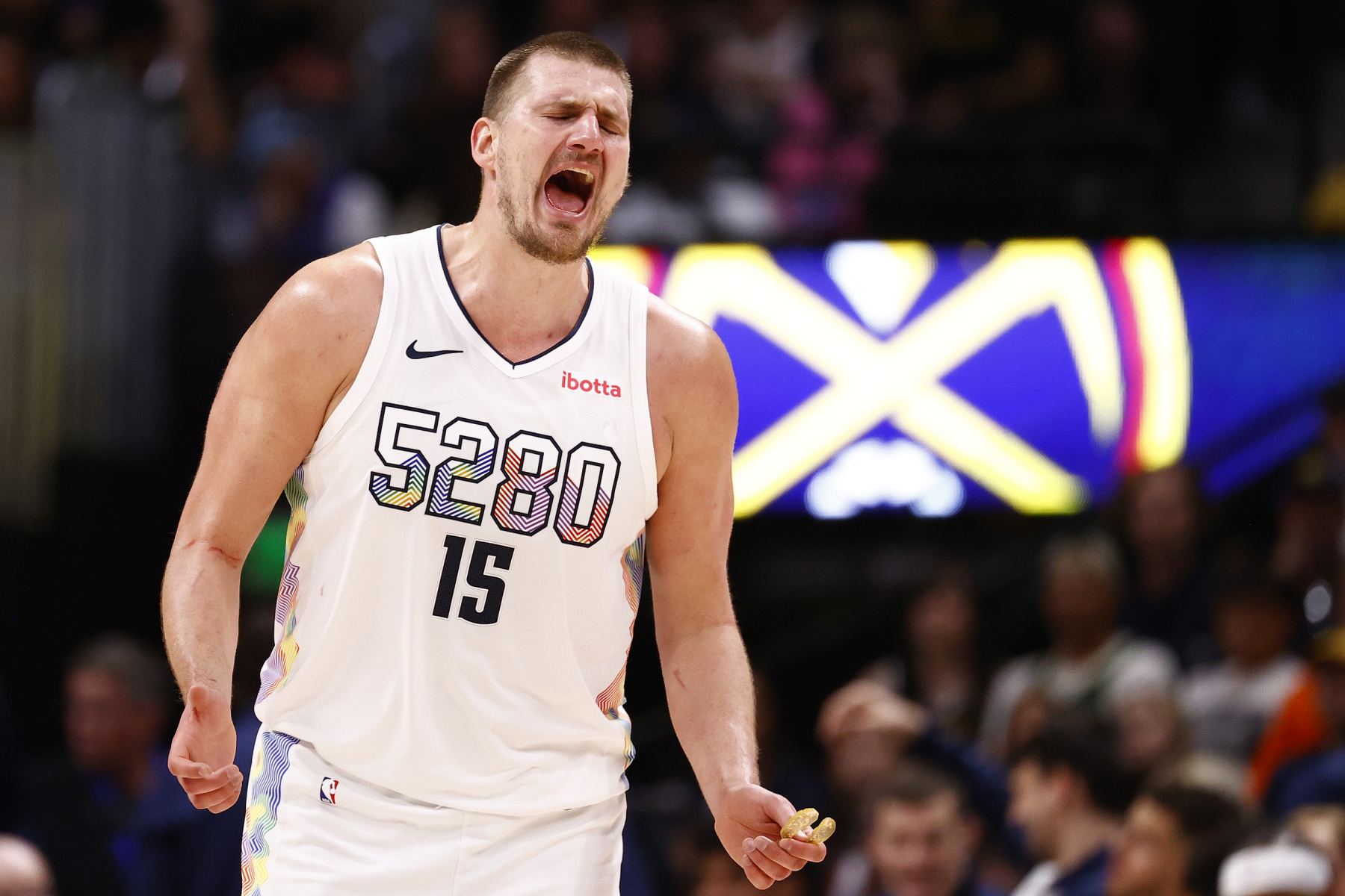 Jokic marcou seu sétimo triplo-duplo nesta temporada com 27+12+10, levando o time a sete vitórias consecutivas.
