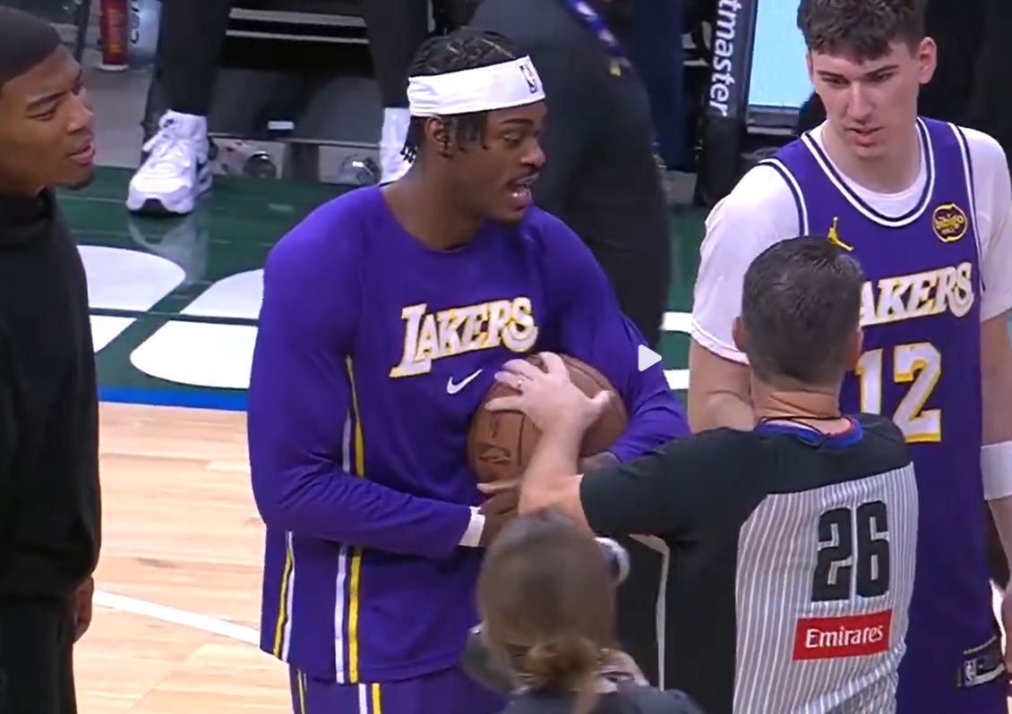 O Lakers queria dar a bola para um novo membro do time e o árbitro interrompeu, mas Antetokounmpo interveio e deu a bola para o Lakers