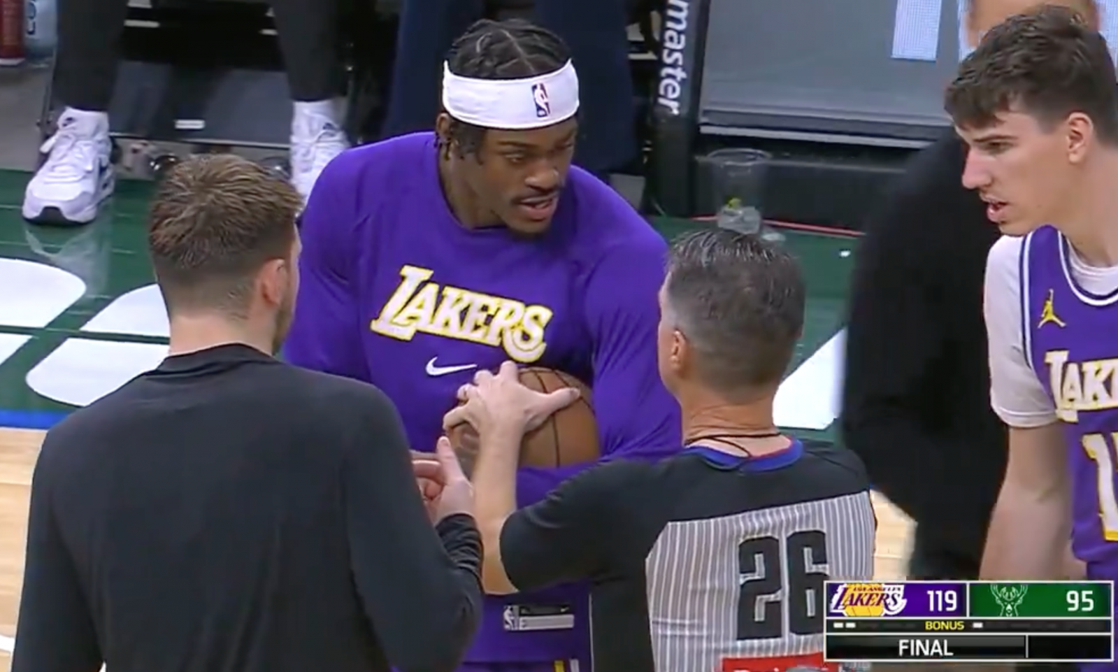 O novo jogador do Lakers, Tierro, fez sua estreia na carreira, e Antetokounmpo soube disso e tomou a iniciativa de entregar a bola