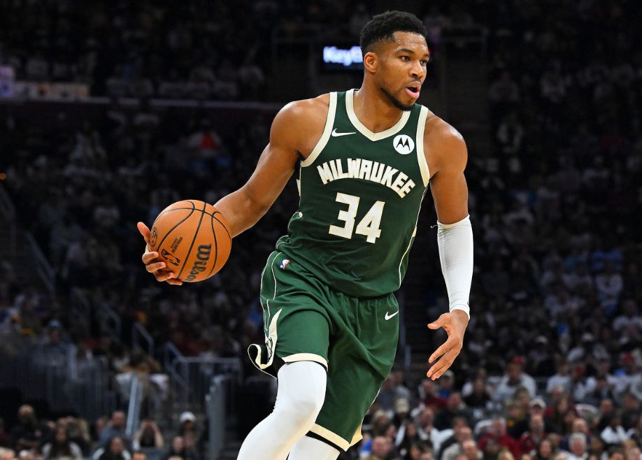 Antetokounmpo marcou 32 pontos e pegou 10 rebotes, e o Bucks marcou o ponto mais baixo da temporada e sofreu uma derrota pesada.
