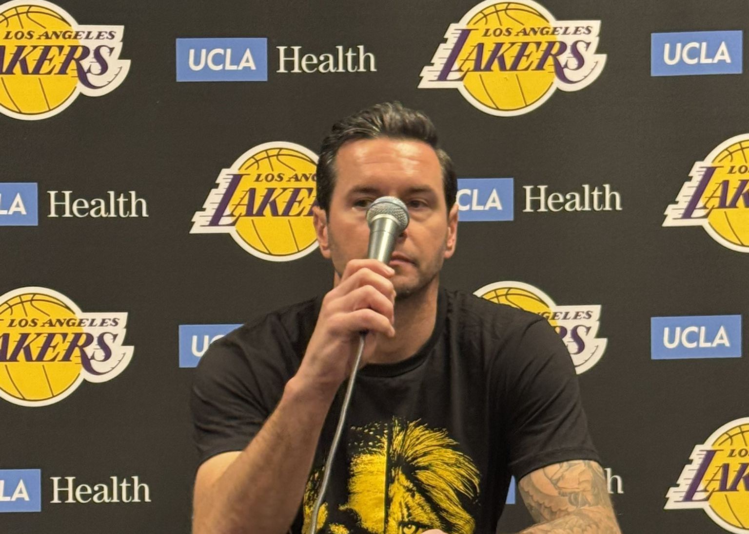 Redick explica o uso da camiseta personalizada de Ayton: Esperamos que ele faça o papel de um Leão