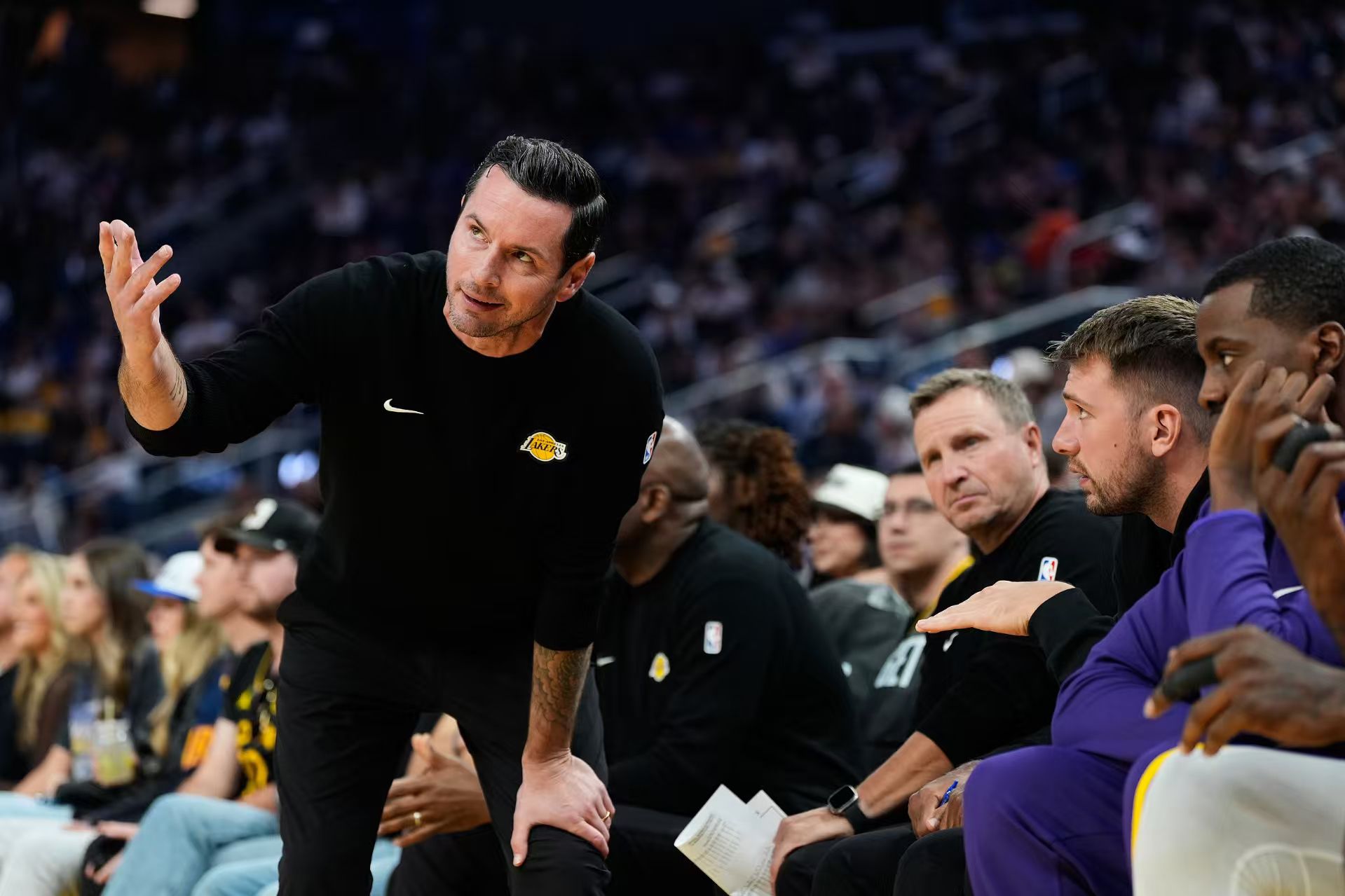 Todos os cinco jogadores do Lakers marcaram dois dígitos na vitória fora de casa sobre os Pelicans. Redick: Espera-se que todos os membros joguem jogos consecutivos