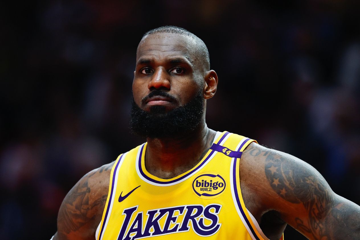 Wade: A escalação sem James permite que o Lakers veja o futuro, mas seria muito precipitado dizer que eles não precisam dele agora