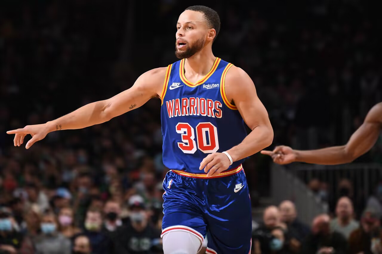 Grande explosão! Curry marcou 17 pontos em 4 de 8 arremessos de três pontos no terceiro quarto.