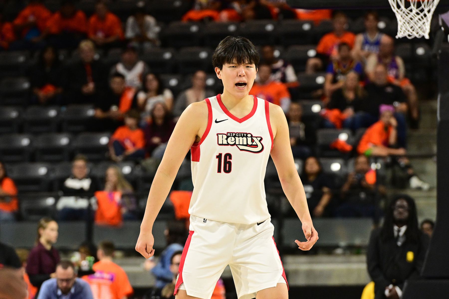 O pessoal da mídia está discutindo acaloradamente a estreia de Yang Hansen na G League: ele jogou muito bem e resistiu à pressão