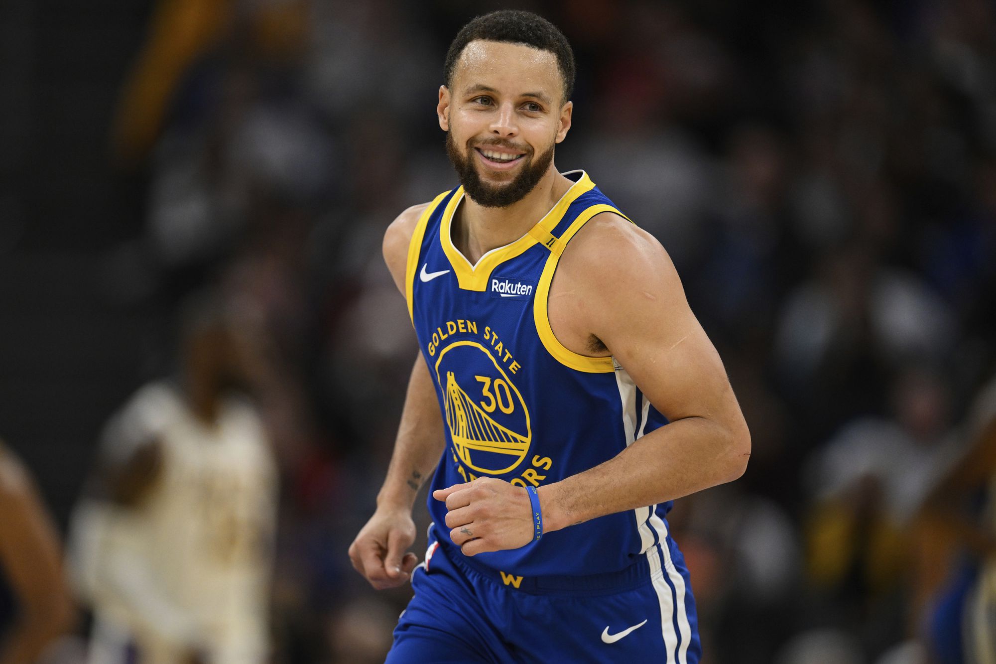 Grande senso de controle de bola! Curry acertou 4 de 7 arremessos de três pontos e contribuiu com 18 pontos