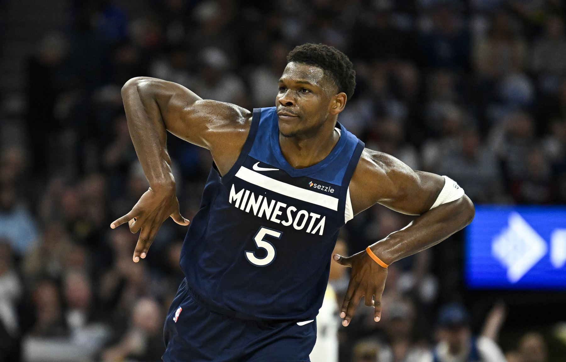 Edwards marcou 17 pontos no terceiro quarto com 30+4+4, levando os Timberwolves à vitória em casa.