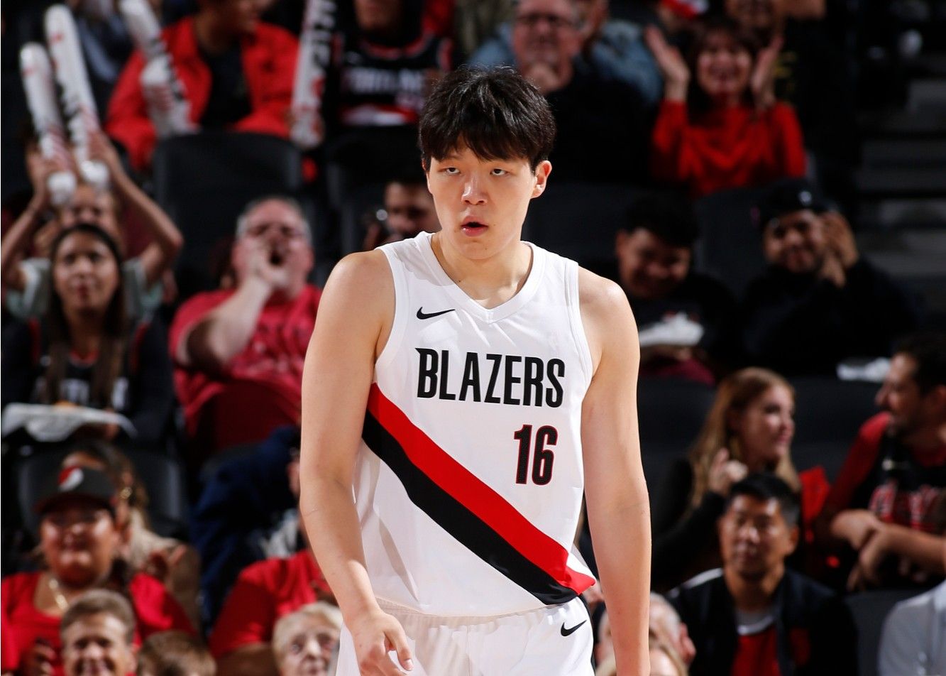 Yang Hansen marcou 6 pontos e 5 rebotes no primeiro tempo do jogo da G League, com mais ou menos -25
