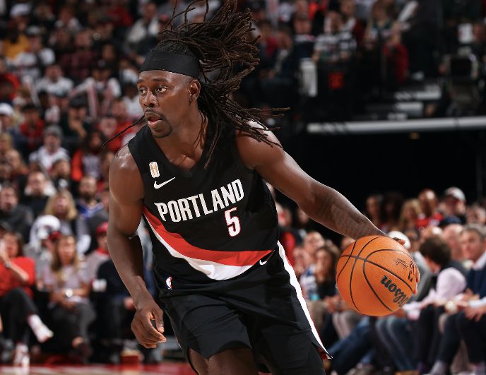 Holiday e Kamara acertaram 6 cestas de três pontos no intervalo para ajudar os Trail Blazers a garantir o placar.