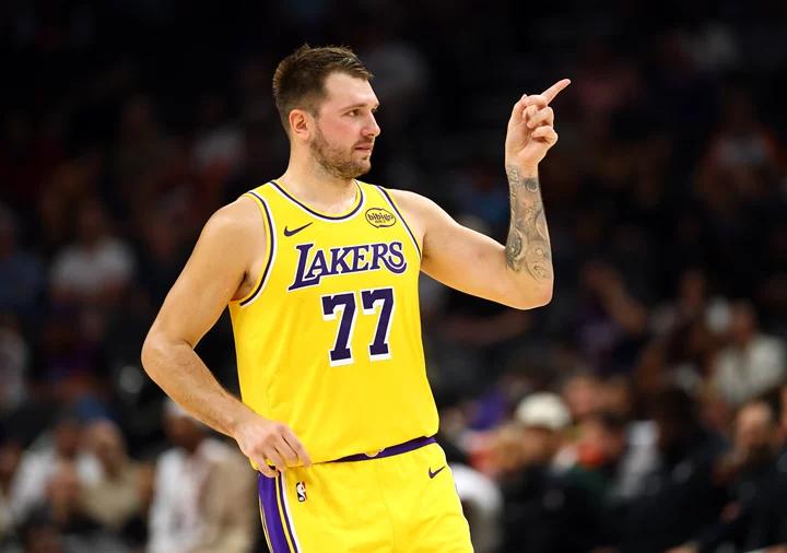 O status competitivo está aumentando! Doncic marcou 20 pontos e 9 assistências no intervalo, liderando o time com 13 pontos.