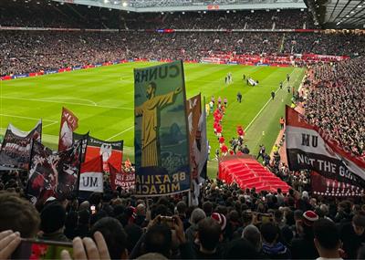 Deus Diabo Vermelho! 😈Antes do jogo contra o Manchester United, torcedores seguraram a versão de Cunha da bandeira “Estátua de Jesus”
