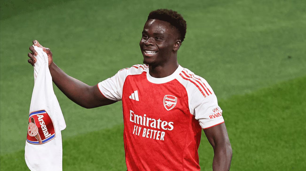 Ou sente falta do Palácio de Cristal? Saka não é visto nas fotos do treino pré-jogo do Arsenal, deixando os torcedores preocupados