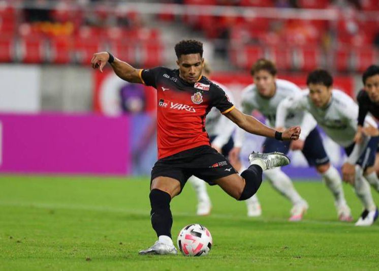 Oficial de Nagoya: Ajudante estrangeiro Mateus rompeu o ligamento cruzado anterior esquerdo e voltou ao Brasil para tratamento