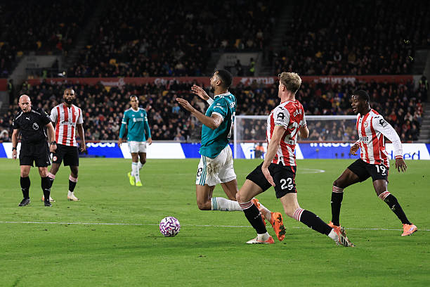 A explicação oficial da Premier League foi que não houve penalidade quando Gakpo caiu no chão na zona dos três segundos: o árbitro de vídeo verificou que Collins não violou a regra.