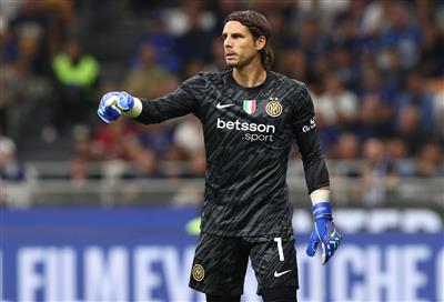 Muito velho? Sommer fez 0 defesas e o Napoli marcou 3 gols com 3 chutes a gol